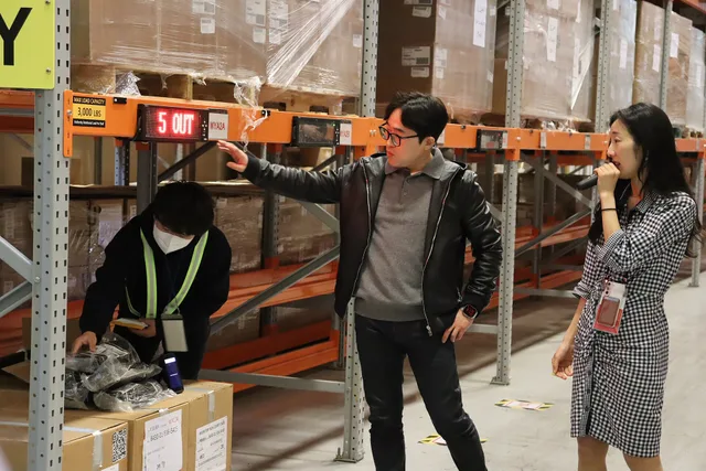 Mr. Kyoungsic Kim, founder and CEO of WATA AI, demonstrates the use of a handheld scanner, showcasing its capability to precisely track items removed from a box, thereby streamlining inventory accountability and ensuring operational accuracy. Automatizzare ordini e inventario tra e-commerce e gestionale