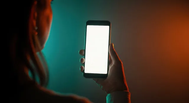 woman, smartphone, mobile phone, screen, technology, connectivity, digital. Dati e automazione per l'e-commerce italiano: catalogo, ordini e fatturazione